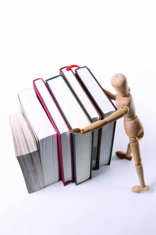 تصویر زیبا از آدمک کنار کتاب ها