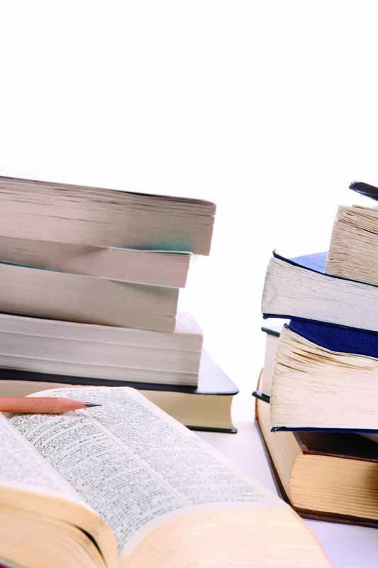 تصویر زیبا از مداد روی صفحه کتاب