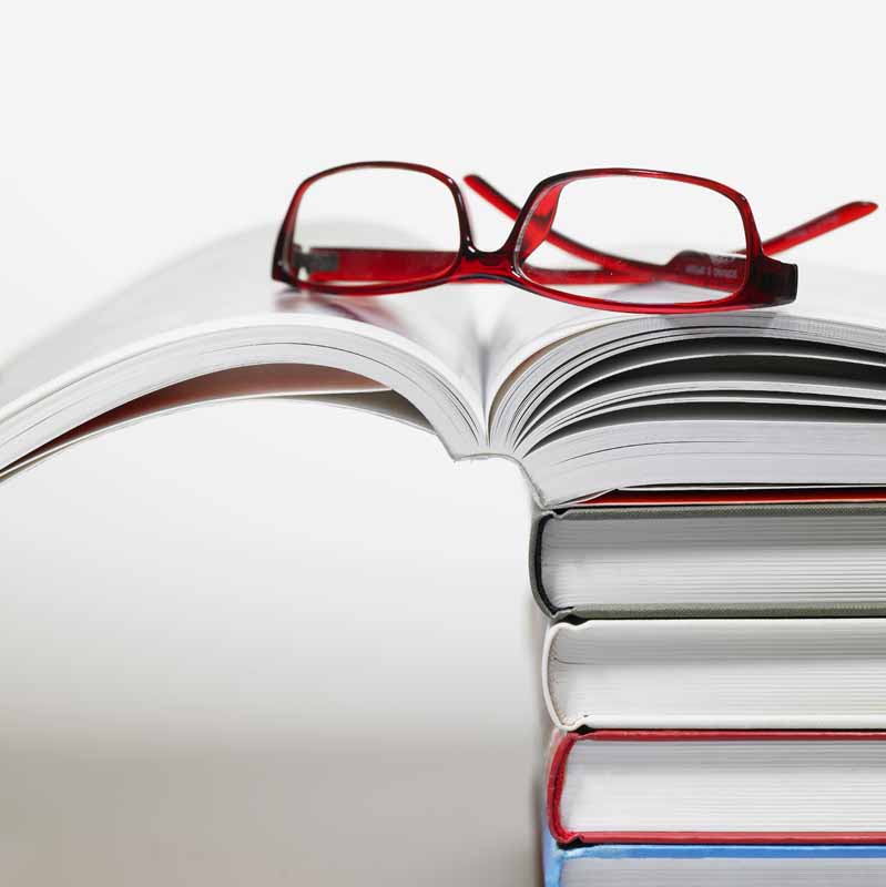 تصویر زیبا از کتاب و عینک قرمز