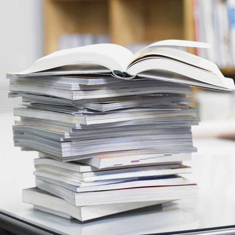 تصویر زیبا از کتاب ها رو میز