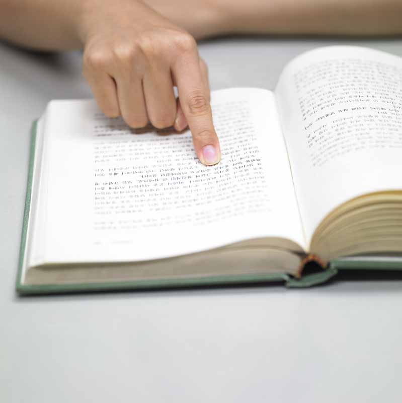 تصویر لارج فرمت از کتاب و انگشت
