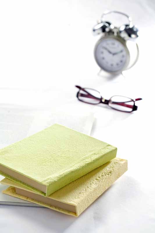 تصویر لارج فرمت از کتاب و ساعت