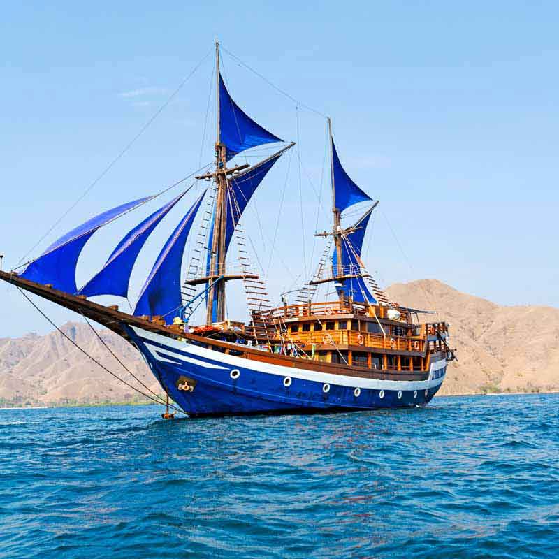 عکس باکیفیت از کشتی با بادبان آبی