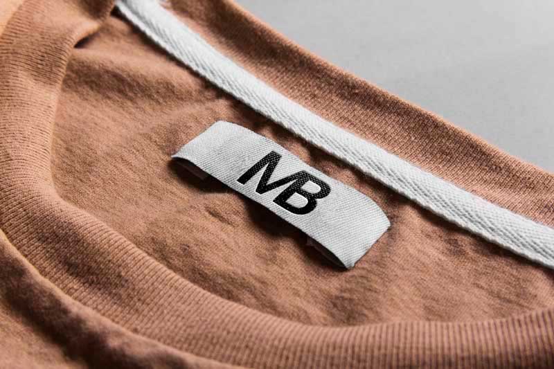 موکاپ یقه پیراهن با مارک MB