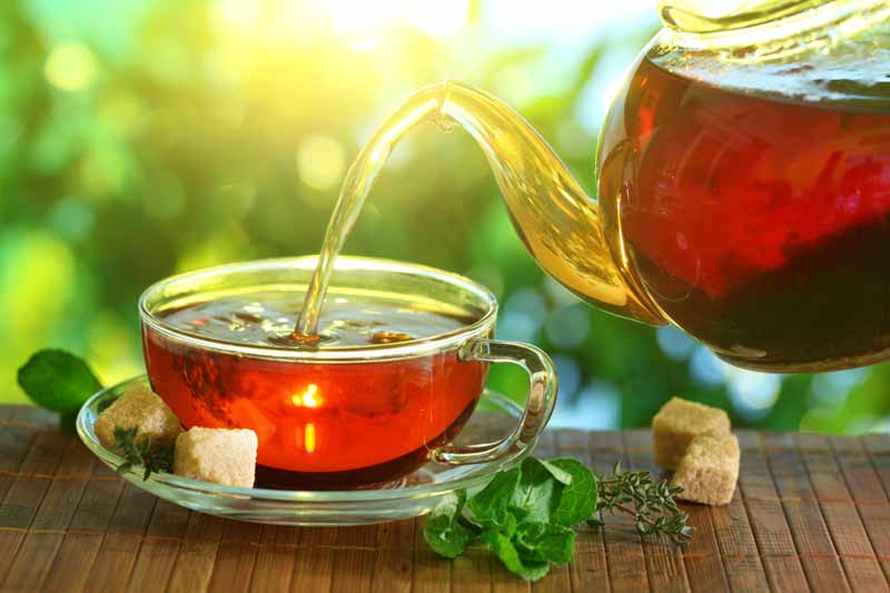 تصویر لارج فرمت از ریختن چای