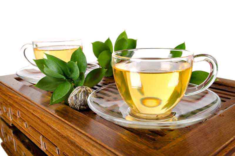 تصویر لارج فرمت از دمنوش روی میز