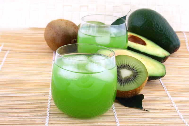 تصویر زیبا از دو لیوان آبمیوه