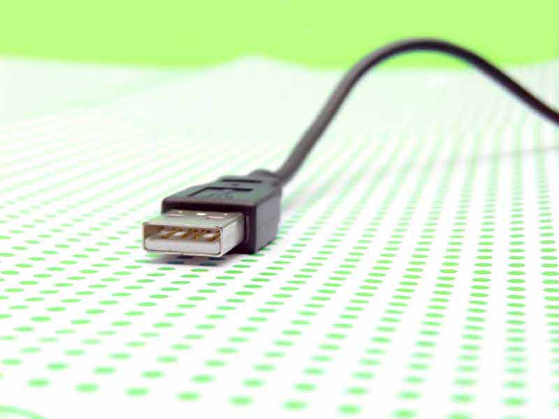 تصویر با کیفیت از سیم USB در محیط سبز