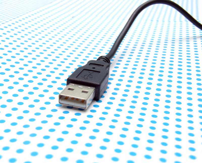 تصویر با کیفیت از کابل USB در محیط آبی