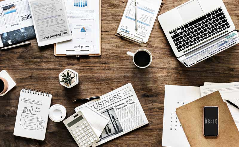 تصویر با کیفیت از میز کار و لپتاپ