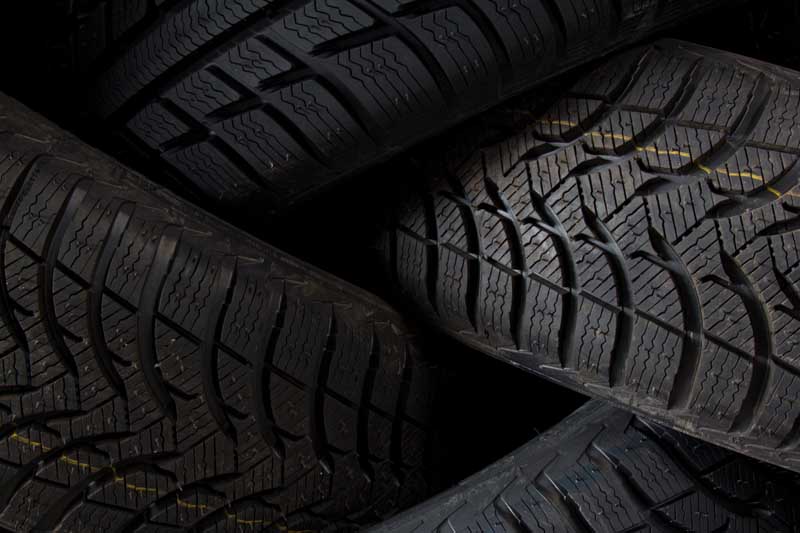 عکس با کیفیت از چیدن نامرتب تایر ها