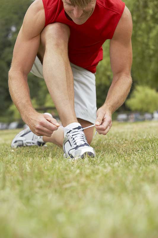 عکس لارج فرمت از بستن بند کفش