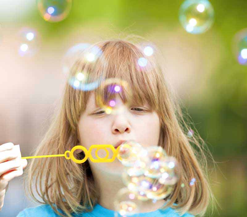تصویر باکیفیت بچه و حباب سازی