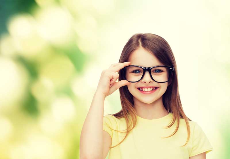 تصویر باکیفیت از دختر بچه عینکی