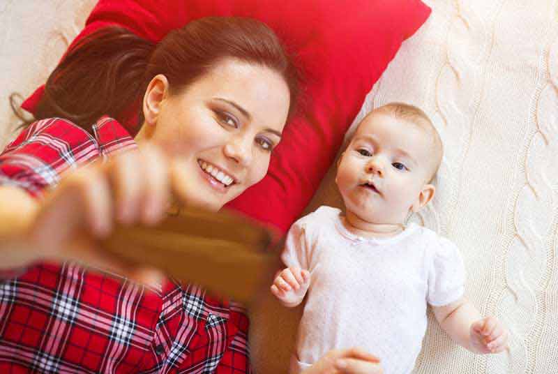 عکس زیبا از مادر و بچه سلفی