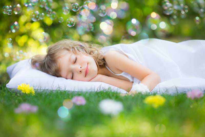 عکس زیبا از کودک خوابیده در چمنزار