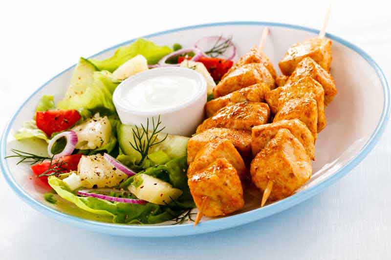 عکس با کیفیت از جوجه کباب در سیخ چوبی