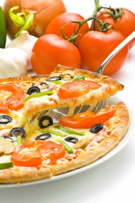 عکس با کیفیت از پیتزا و گوجه فرنگی