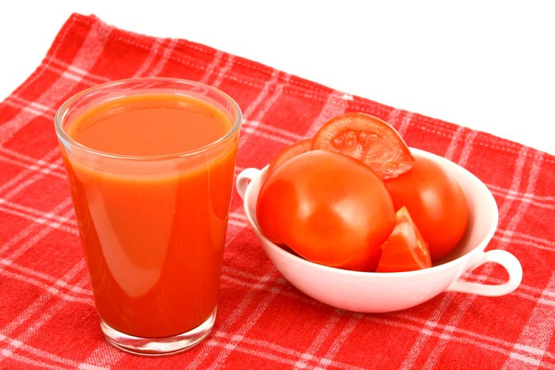 تصویر زیبا از لیوان آب گوجه فرنگی