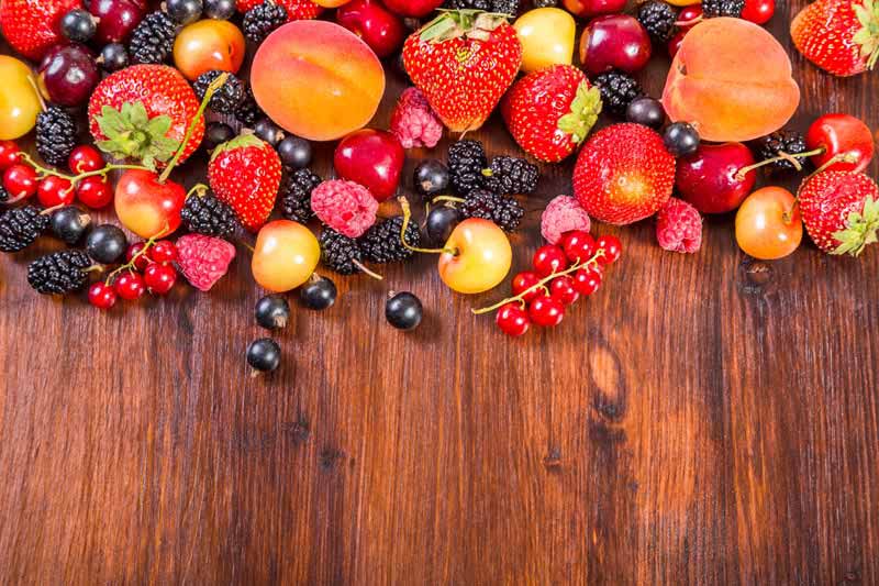 تصویر زیبا از میوه های روی چوب
