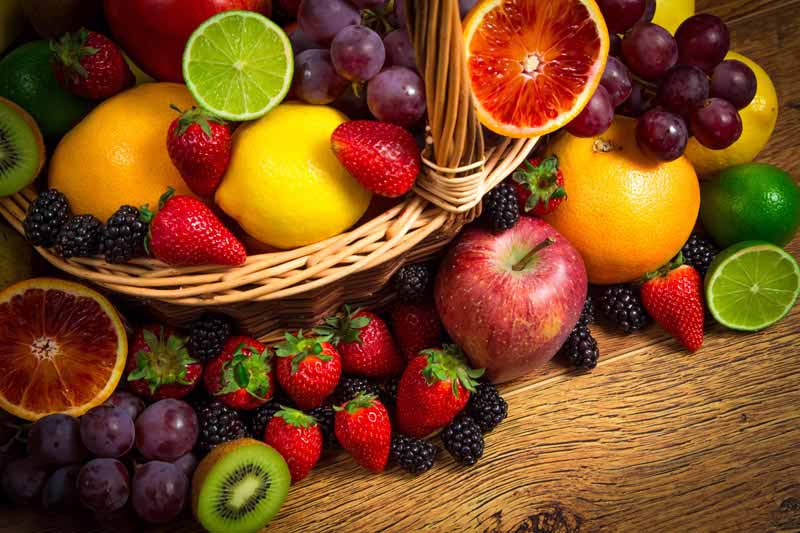 تصویر زیبا از سبد میوه های تازه