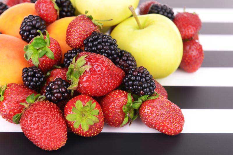 تصویر زیبا از توت فرنگی و سیب