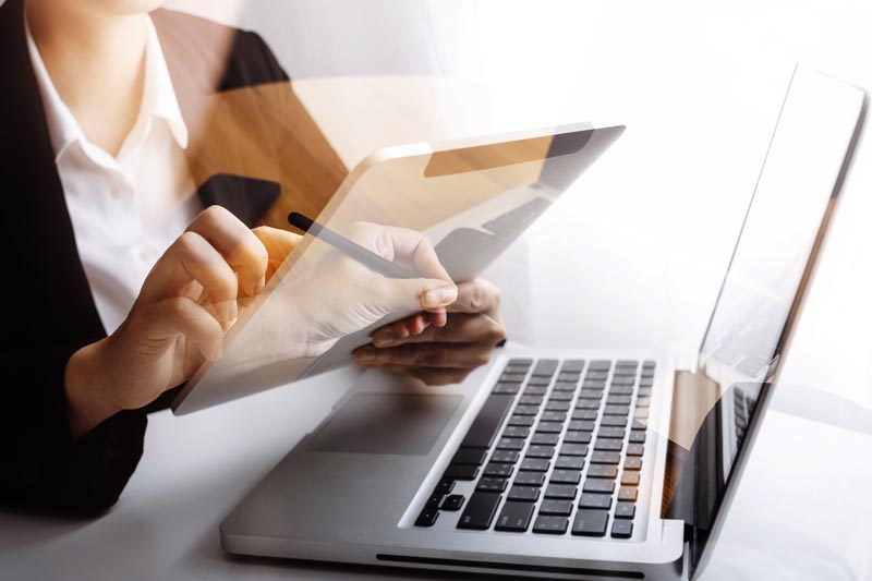 تصویر کار با لپ تاپ و تبلت