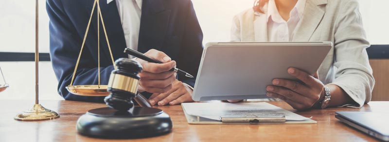 تصویر کار کردن با تبلت طوسی