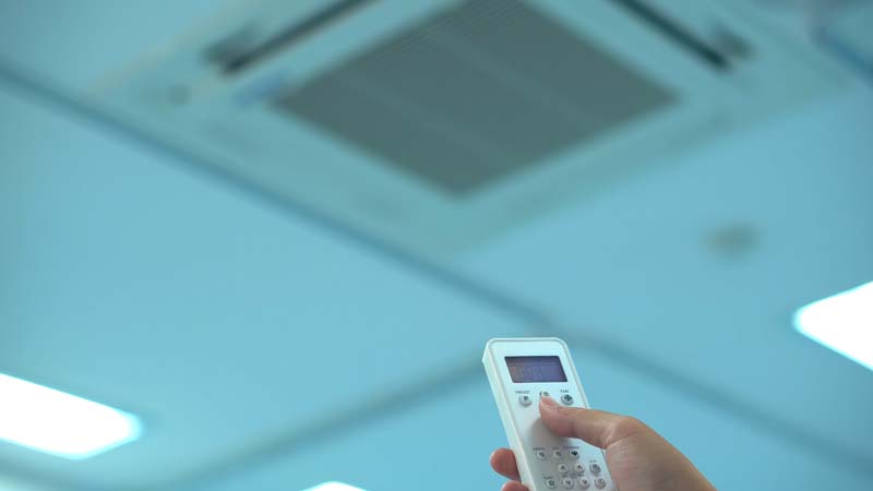 عکس با کیفیت کنترل کولر گازی سفید رنگ