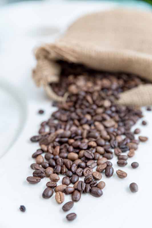 عکس زیبا از دانه های ریخته قهوه