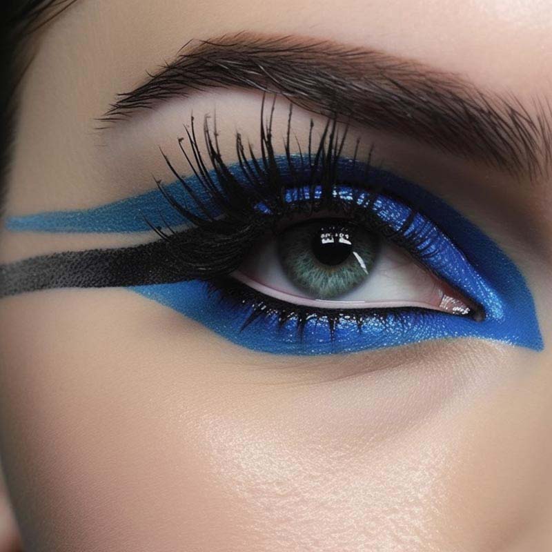 عکس لارج فرمت آرایش چشم آبی
